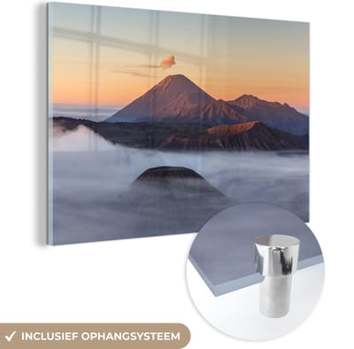 ® Glasschilderij 180x120 cm - Schilderij acrylglas - Ochtendmist bij het landschap van het Nationaal Bromo Tengger Semeru - Foto op glas - Muurdecoratie woonkamer - Wanddecoratie slaapkamer - Schilderijen
