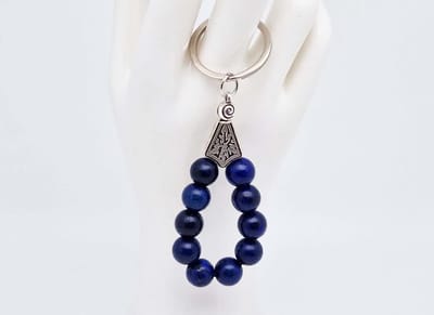 Handgemaakte druppel sleutelhanger van natuursteen " Azuur" en metaal - diameter kralen 10mm - Aantal stenen10- Een mooi cadeau-idee en een bijzonder aandenken
