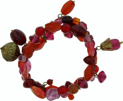 Behave - Kralenarmband rood met bedels - bohemian accessoire - 16 cm