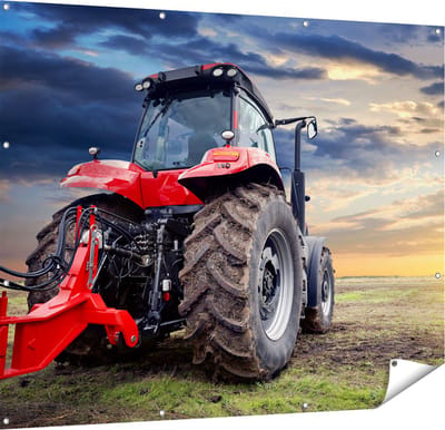 Gards Tuinposter Rode Tractor bij Zonsondergang - Trekker - 150x120 cm - Tuindoek - Tuindecoratie - Wanddecoratie buiten - Tuinschilderij