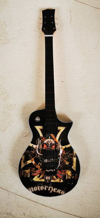 Motörhead Miniatuur Gitaar Snaggletooth Heavy Metal Model – Houten Hardrock Decoratie met Standaard – Luxe England Rock Band Merchandise – 25 cm Hoog – Stoer Cadeau