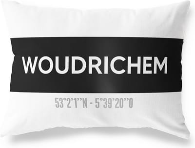 Tuinkussen WOUDRICHEM - NOORD-BRABANT met coördinaten - Buitenkussen - Bootkussen - Weerbestendig - Jouw Plaats - Studio216 - Modern - Zwart-Wit - 50x30cm