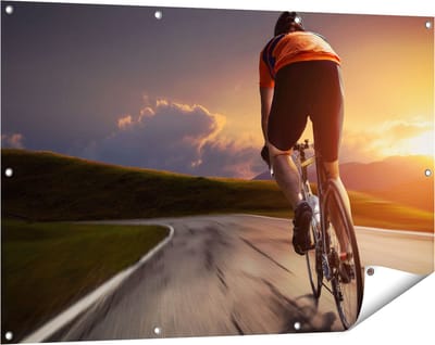Gards Tuinposter Wielrennen Fietser op de Weg bij Zonsondergang - 120x80 cm - Tuindoek - Tuindecoratie - Wanddecoratie buiten - Tuinschilderij