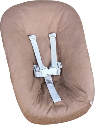 #54 newborn hoes, Bruin suede look, Stokke Tripp Trapp. Ook geschikt voor Kidsmill Up.
