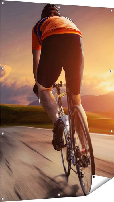 Gards Tuinposter Wielrennen Fietser op de Weg bij Zonsondergang - 100x150 cm - Tuindoek - Tuindecoratie - Wanddecoratie buiten - Tuinschilderij