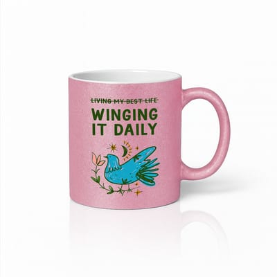 Winging It Daily Mok – Roze 330 ml – Schattige Motiverende Vogel Illustratie Koffiemok