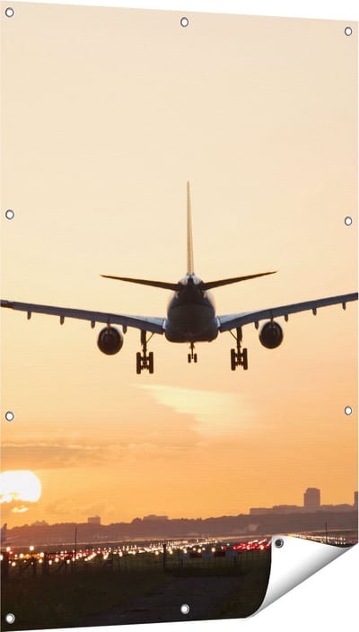 Gards Tuinposter Vliegtuig Landt tijdens Zonsondergang - 80x120 cm - Tuindoek - Tuindecoratie - Wanddecoratie buiten - Tuinschilderij