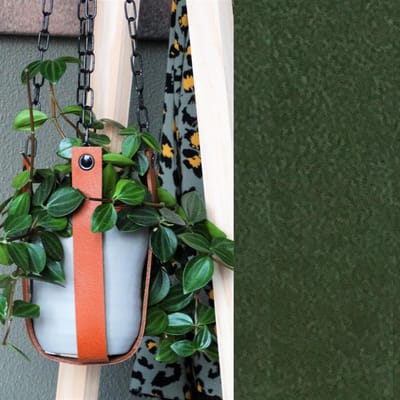 Leren plantenhanger | KAKI (i.c.m. zwarte ketting)