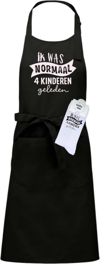 Keukenschort en sokken met tekst - Giftset - Ik was normaal 4 kinderen geleden - Moederdag - Vaderdag - Zwart - Verstelbaar - Cadeau idee - Verjaardag - Cadeau dames en heren - Liefste Opa en Oma cadeau - Verrassing - Grappig cadeau - Onesize