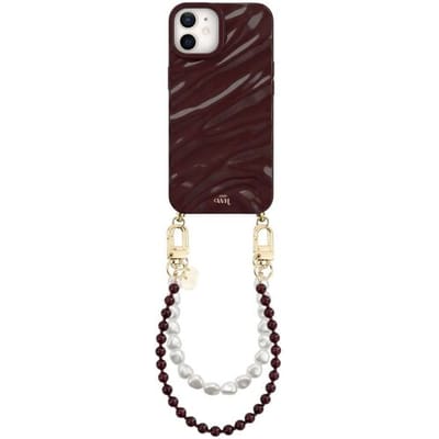 xoxo Wildhearts Burgundy Glaze telefoonhoesje met koord - geschikt voor iPhone 12 - Burgundy Muse & Pearls - Dream hoesje met telefoonkoord - Glimmende silicone case met plooien - Kralenketting met korte parelketting - Bordeaux rood