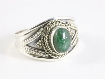 Bewerkte zilveren ring met jade - maat 16