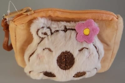 Een leuke en vrolijke portemonnee met een zachte pluchen cavia aan de voorkant. Deze ritsportemonnee is handig voor kleingeld, bonnetjes of pasjes. Met handige clip om bijv. aan de lus van je broek te hangen. Leuk voor uzelf of om cadeau te geven.