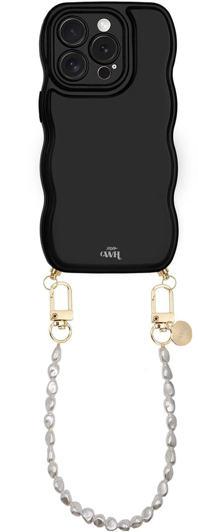 xoxo Wildhearts Glossy Wavy Cord Case Zwart - Geschikt voor iPhone 13 Pro - Pearlfection - Kort koord - Glimmend telefoonhoesje met golven - Hoesje met koord - Parelketting - kort telefoonkoord - Zwart hoesje - Korte variant koord