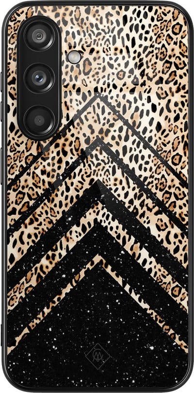 Casimoda® hoesje - Geschikt voor Samsung Galaxy S24 - Chevron Luipaard - Luxe Hard Case Zwart - Backcover telefoonhoesje - Zwart