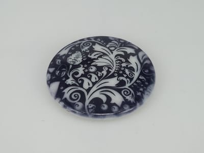 Magneet broche – Porselein - prachtig – zwart/wit - krullende – Ø 5cm - voor omslagdoek, sjaal en vest om te  sluit zonder gaatjes te veroorzaak.