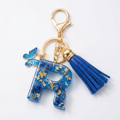 Blauwe letter R sleutelhanger met kwastje en vlinder – sleutelhanger voor dames – goudkleurige metalen keychain met acryl initiaal R hanger, decoratieve bedel en tassel