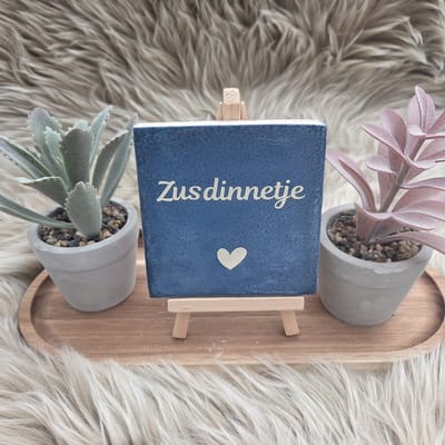 Robuust wenstegeltje – Zusdinnetje – Lief Cadeau voor Zus of Beste Vriendin – Stijlvolle Wanddecoratie met Betekenis – Trendy nu – Decoratief Tegeltje met Standaard – Cadeau Idee