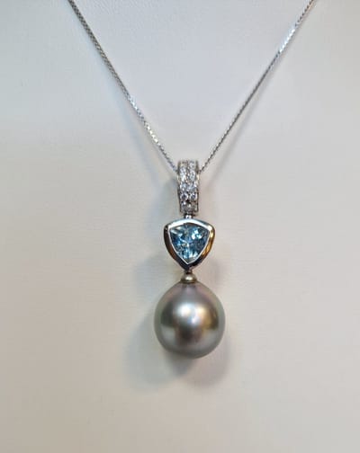 Bron clip hanger - witgoud - 14 krt - Tahiti parel 14/14.5 mm - diamant 0.19 crt totaal - blauwe topaas - Gewicht 4.5 gram - Uitverkoop juwelier Verlinden St. Hubert - van €2270,= voor €985,=