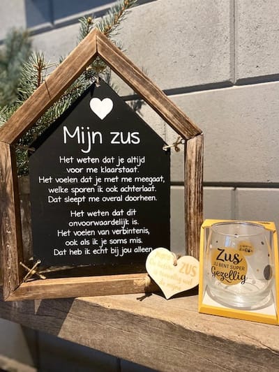 Cadeaupakket zus inclusief houten hartje zus - Huisje tekstbord mijn zus + waterwijnglas met tekst sister - cadeau - verjaardag