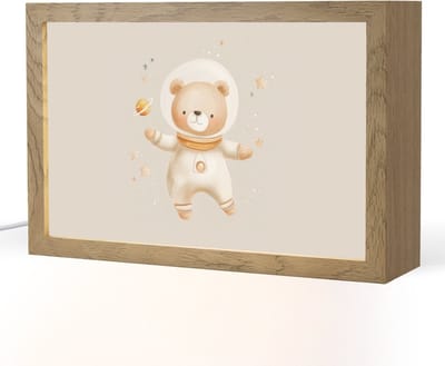 Nachtlampje 30x20 cm - Kinder lampje - Ruimtebeer - Sterren - Beige - Tafellamp kinderkamer - Slaapkamer lamp - Bedlamp kinderen - Kinderlampje stopcontact - Wandlamp babykamer - Nachtlampjes