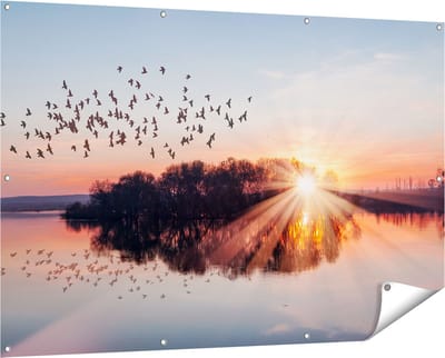 Gards Tuinposter Groep Vogels Boven de Meer met Zonsondergang - 150x100 cm - Tuindoek - Tuindecoratie - Wanddecoratie buiten - Tuinschilderij