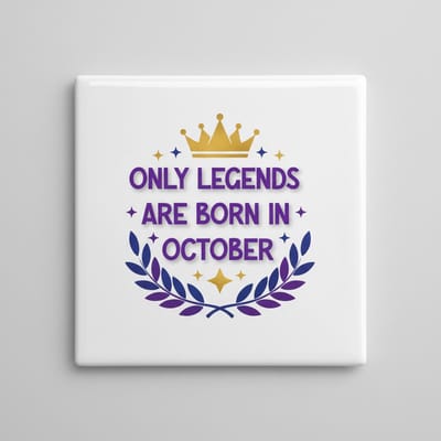 “Only Legends Are Born in October” Keramische Tegel 15×15 cm – Verjaardagscadeau met Kroon en Laurelblad Design