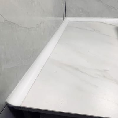Zelfklevende Douchedrempel Strip - Waterdichte Afdichting voor Badkamer, Wasbak en Vloer (Wit, 1 Meter)