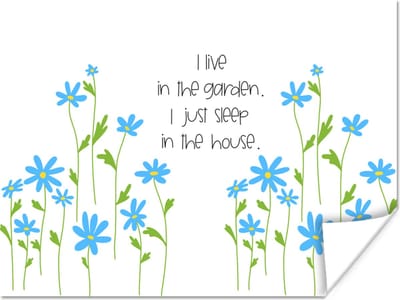 Poster Spreuken - I live in the garden I just sleep in the house - Quotes - 160x120 cm XXL