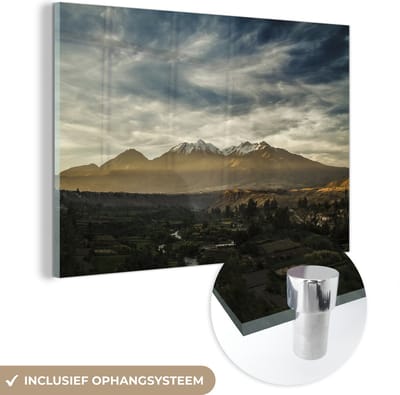 ® Glasschilderij 180x120 cm - Schilderij acrylglas - Een berglandschap aan de Horizon met op de voorgrond het stadszicht van Arequipa - Foto op glas - Muurdecoratie woonkamer - Wanddecoratie slaapkamer - Schilderijen