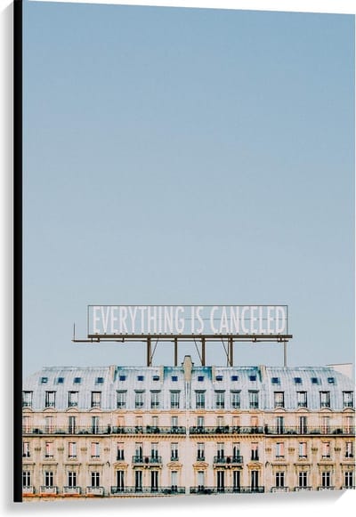 Canvas  - ''Everything is Cancelled'' op Gebouw - 80x120cm Foto op Canvas Schilderij (Wanddecoratie op Canvas)