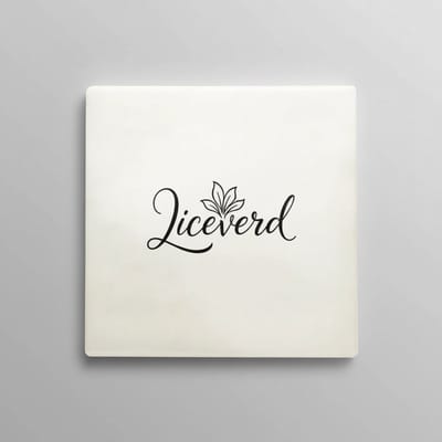 Decoratieve Keramische Tegel “Lieveverd” met Elegant Schrift & Blad Design – Minimalistische Wanddecoratie – 15 × 15 cm