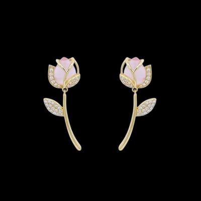 Victoria Valenza Goudkleurige rozenknop oorbellen met roze maansteen – Oorbellen dames – Oorbellen – Oorbellen goud– Gouden oorbellen – Gouden oorbellen dames – zirkonia stenen