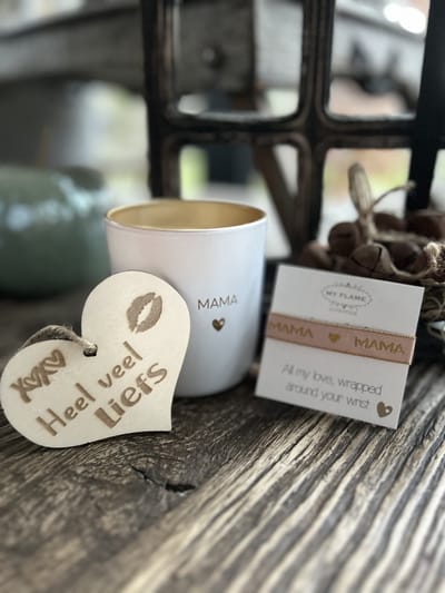 Creaties van Hier - Soja kaars Mama met Armbandje en houten hartje - 9 cm - Glas