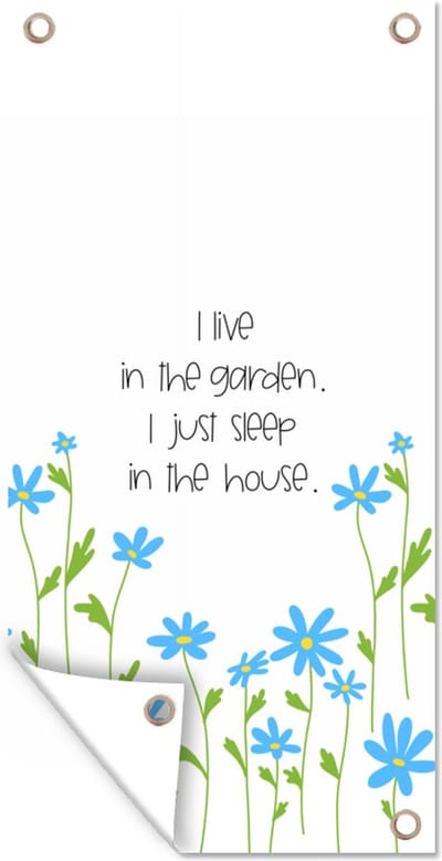 Schuttingposter Quotes - I live in the garden I just sleep in the house - Spreuken - 100x200 cm - Tuindoek