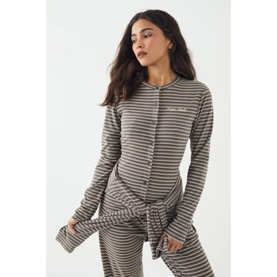 Dames DSGN Studio Gestreepte Doorknoop Top met Lange Mouwen | Charcoal | Maat: XS