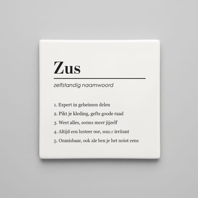 Zus Definitie Tegel 15x15 cm – Grappige Nederlandse Quote Keramische Decoratieve Tegel Cadeau