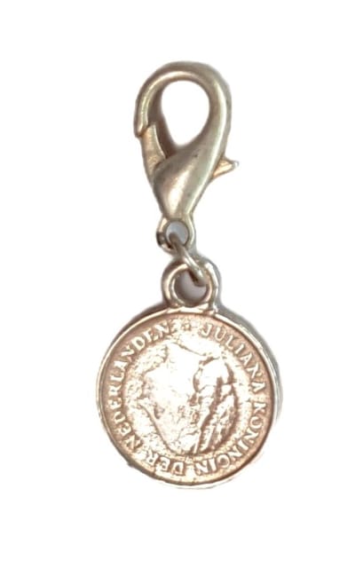 clip met hollandse bedel nostalgisch dubbeltje verzilverd , voor bedelarmband of tas.