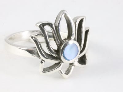 Opengewerkte zilveren lotus bloem ring met blauwe schelp - maat 16.5