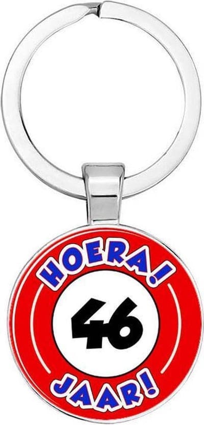 Akyol - Hoera 46 jaar Sleutelhanger - Verjaardag - Jarige job - Leuke kado voor iemand die bijna jarig is - 2,5 x 2,5 CM