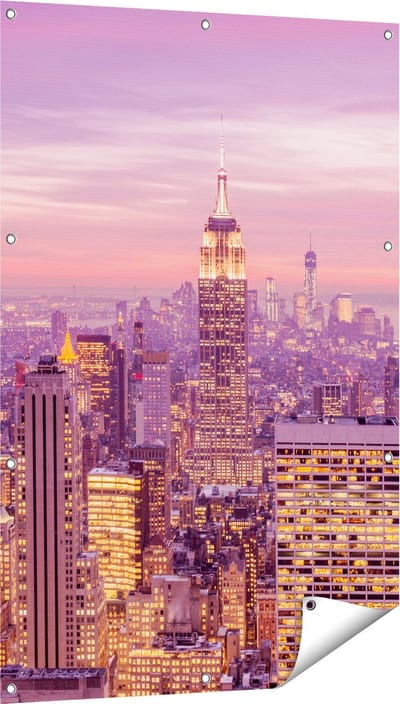 Gards Tuinposter New York Skyline met Lichten bij Zonsondergang - 80x120 cm - Tuindoek - Tuindecoratie - Wanddecoratie buiten - Tuinschilderij