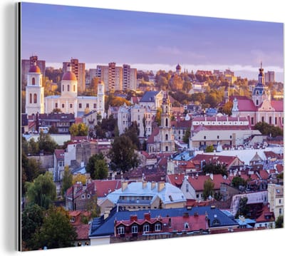 Aluminium schilderij 180x120 cm - Wanddecoratie metaal - Paarse Litouws lucht boven straatbeeld van de stad Vilnius - Metalen muurdecoratie woonkamer - Decoratie industrieel - Foto op dibond - Industriële accessoires slaapkamer