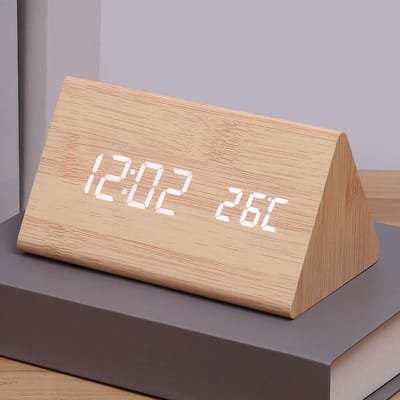 Driehoekige houtkleurige wekker. Digitale wekker met duidelijke led-cijfers en temperatuurweergave.