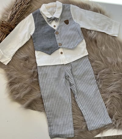 luxe drie delige katoenen set- hemd, vlinderdas- broek -vastgestikte gilet- linnen/katoenmix-lichtblauw-grijsblauw-feestoutfit-bruiloft-fotoshoot-verjaardag-doopsel-2 jaar