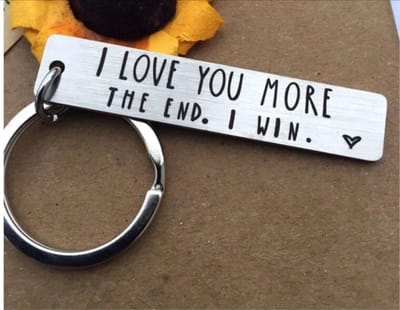 *** I love you more The End. I Win. Sleutelhanger - Liefde - Love - Relatie - Valentijnsdag - Valentijn - Cadeau - Valentine - Sleutelbos - van Heble® ***