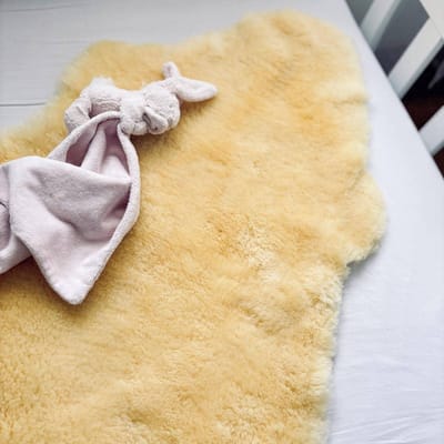 Skéépe Baby schapenvacht – medicinale lamsvacht voor baby – Texelse schapenvacht voor wieg, kinderwagen en box – zachte wol