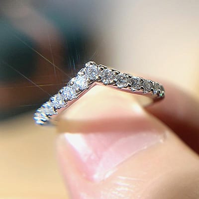 Huitan Bagues Élégantes Design V Zircone Cubique Femmes Mariée Mariage Fête Tempérament Accessoires de Doigt Bijoux Féminins Polyvalents 10 white