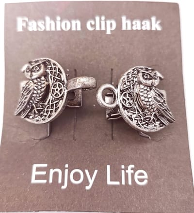 Vestsluiting - clip met haakje - 3D Uil op halve maan - voor - vest - sjaal - omslagdoek in kleur antiek zilver look.