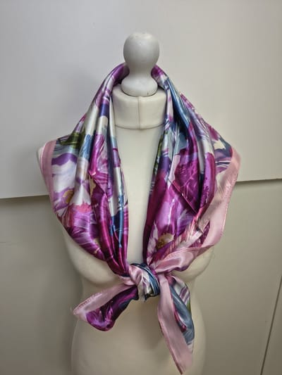 Vierkante dames sjaal Florance-gebloemd motief-roze wit paars blauw oker geel fuchsia donker lila azalia-90x90