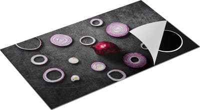 Chefcare Inductie Beschermer Gesneden Uien op een Zwarte Achtergrond - 90x50 cm - Afdekplaat Inductie - Kookplaat Beschermer - Inductie Mat