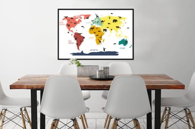 Poster in fotolijst kind - Slaapkamer decoratie - Wereldkaart - Kinderen - Dieren - Roze - Oranje - Jongens - Meiden - Poster in fotolijst wereldkaart - 90x60 cm - Poster kinderkamer